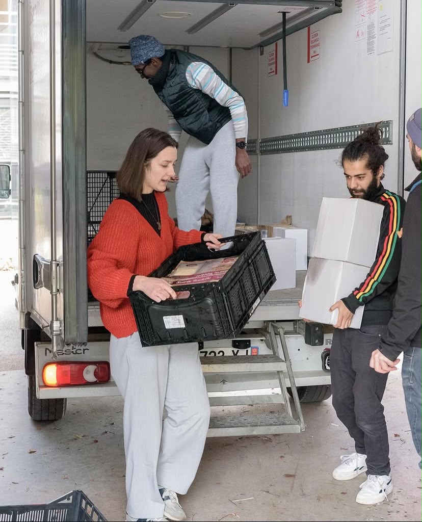 Déchargement du camion de denrées alimentaires LaCASE