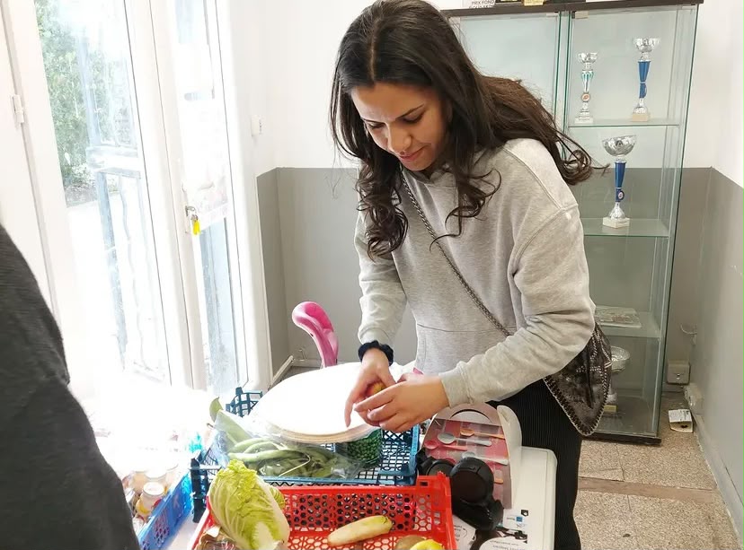 Une bénéficiaire récupère son colis de denrées alimentaires LaCASE